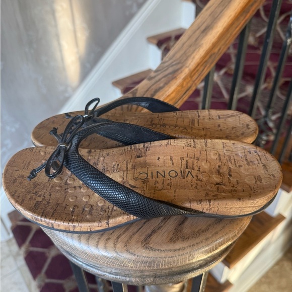 SOLD. VIONIC ladies black bowtie, flip-flop very good condition size 6 - Picture 3 of 10